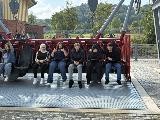 Vier SchülerInnen auf einem Fahrgerät