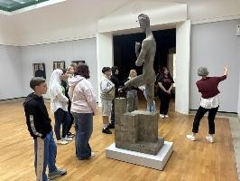 Bildbetrachtung Die H3 bei der Besichtigung der Bilder