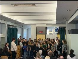 die ganze Schule begrüßt die Erstklässler Der Schulchor unter der Leitung von Frau Sonnek