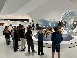 Beginn der Führung durch das Museum Die Schüler:innen stehen um das erste Ausstellungsstück