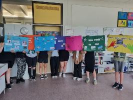 Die Schüler:innen präsentieren ihre Plakate Ergebnisse des Wettbewerbs