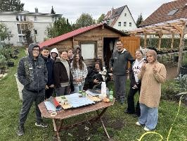 Unser Besuch im Paaradieschen Die AES SchülerInnen und Fabian
